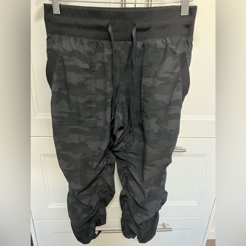 17- Camo print capri cropped althletic pants